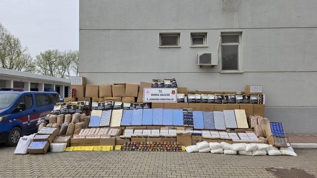 Bursa'da kaçak tütün baskını: Depo ve araçlardan servet çıktı