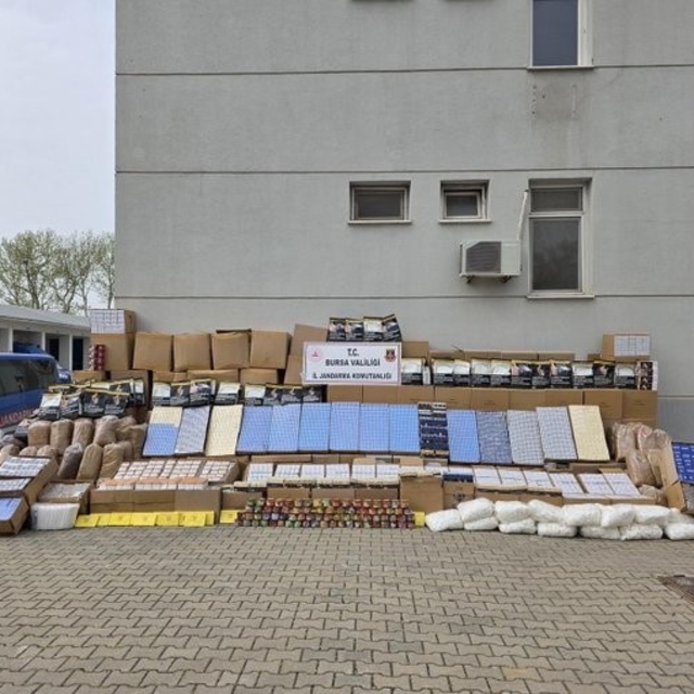 Bursa'da kaçak tütün baskını: Depo ve araçlardan servet çıktı