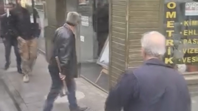 Bursa'da trafikte baltalı dehşet
Baltayla otobüs şoförünün üzerine yürüdü