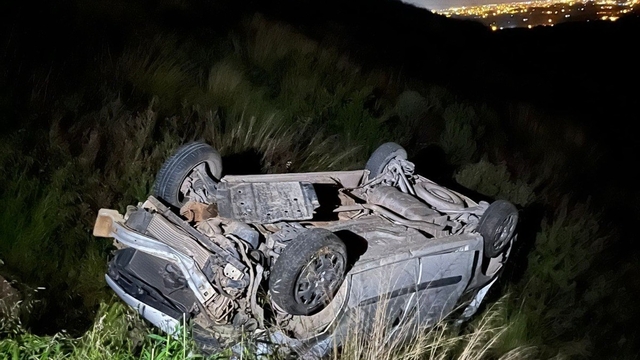 Hafif ticari araç, antik kent girişinde şarampole yuvarlandı: 2 yaralı