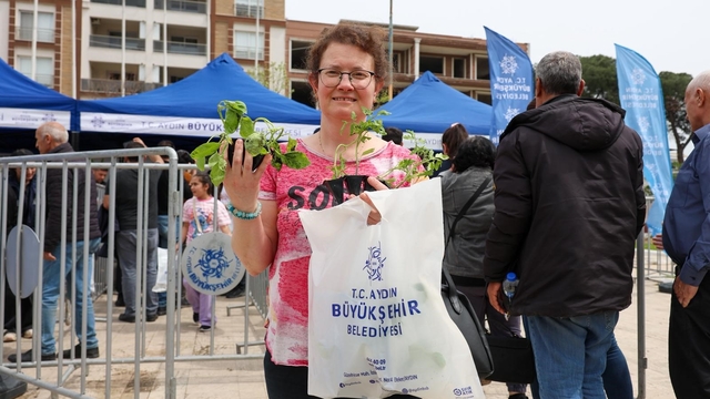 Binlerce fide Kuşadası ve İncirliova'da vatandaşlarla buluştu