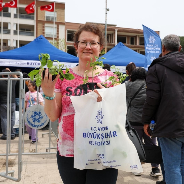 Binlerce fide Kuşadası ve İncirliova'da vatandaşlarla buluştu