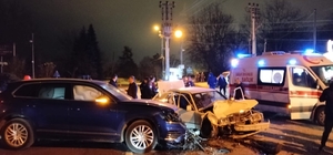Yola çıkan otomobile başka bir otomobilin çarptığı kaza kamerada: 5 yaralı