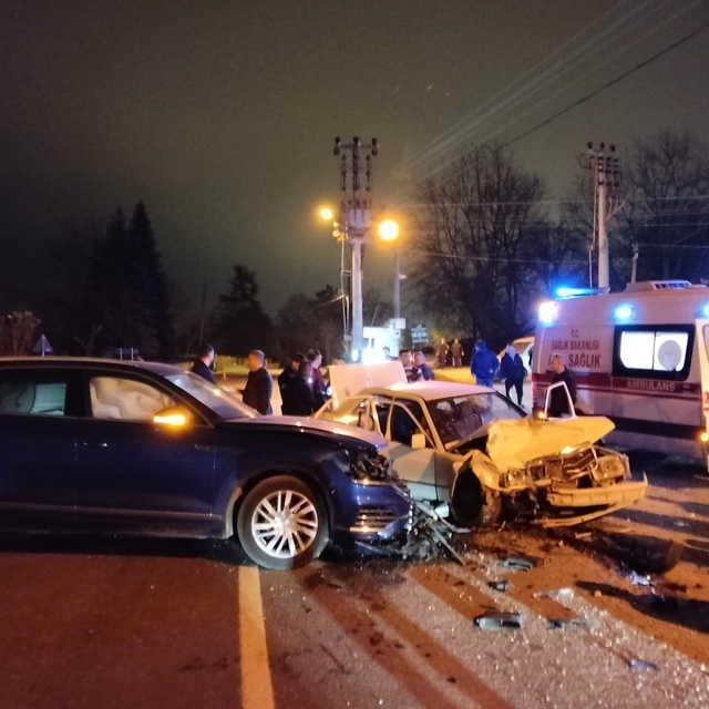 Yola çıkan otomobile başka bir otomobilin çarptığı kaza kamerada: 5 yaralı