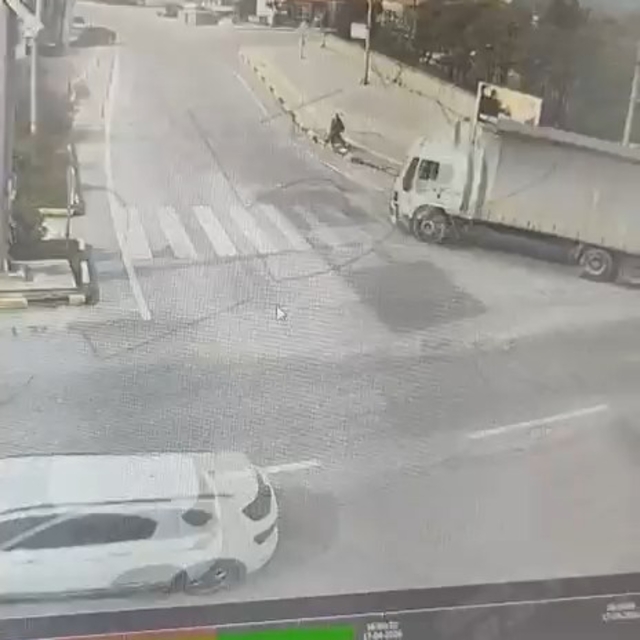 Kamyonun çarptığı Aysu hayatını kaybetti; kaza kamerada
