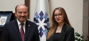 Üniversiteli Gizem, Rektör Çakmak'ın bir günlük mesaisine eşlik etti