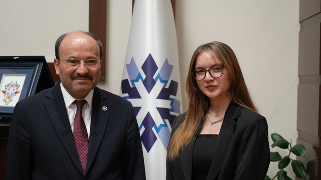 Üniversiteli Gizem, Rektör Çakmak'ın bir günlük mesaisine eşlik etti