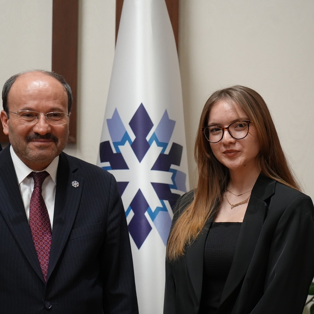 Üniversiteli Gizem, Rektör Çakmak'ın bir günlük mesaisine eşlik etti