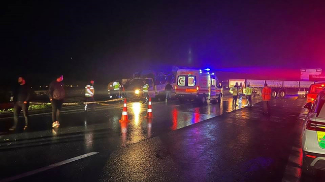 TIR ile kamyonet çarpıştı: 1 ölü,1 yaralı