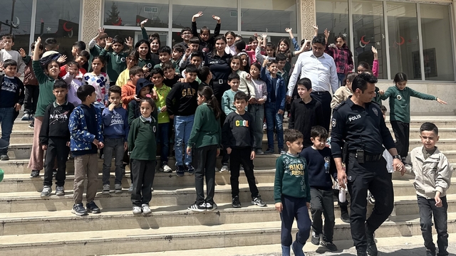 Nusaybin'de polis ile öğrenciler arasında yürek ısıtan görüntü