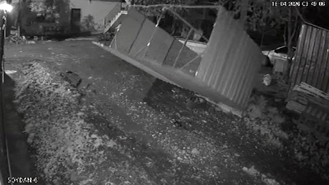 Kuvvetli fırtınanın tavuk kümesini uçurduğu o anlar kamerada