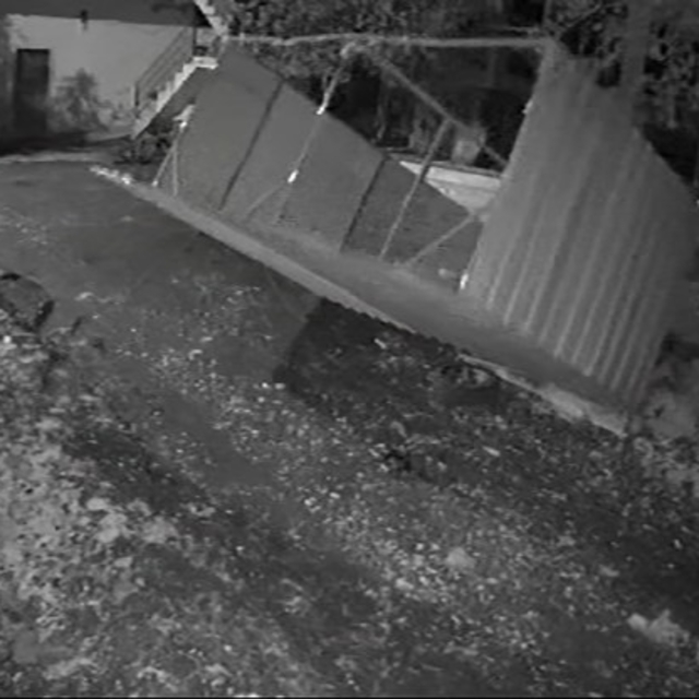 Kuvvetli fırtınanın tavuk kümesini uçurduğu o anlar kamerada