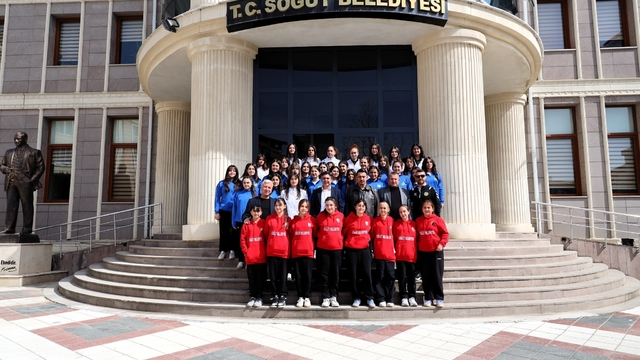 Söğüt Spor Voleybol Takımı'nı makamında kabul etti