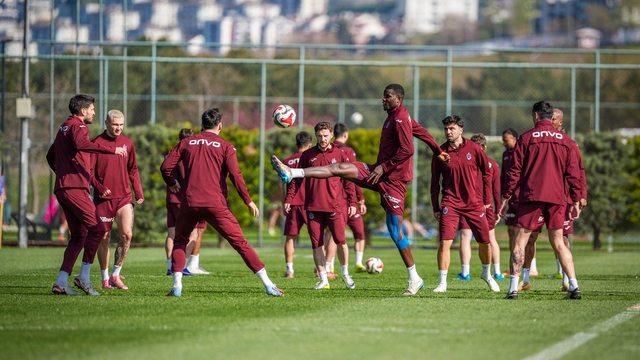 Trabzonspor ile Başakşehir 36. randevuda
Karadeniz ekibi, kazanması halinde Fenerbahçe ile puanları eşitleyecek
Trabzon'da beraberlik ağır basıyor
Alper Akarsu yönetecek
