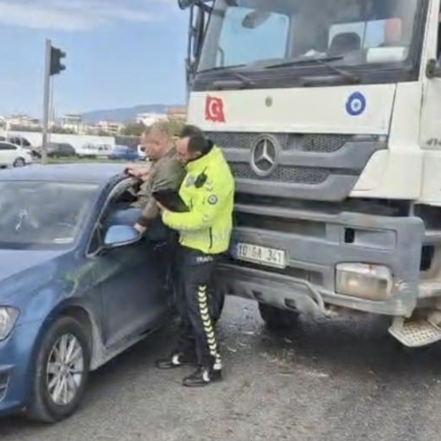Kaza yapan aracın sürücüsünü polis camdan kurtardı