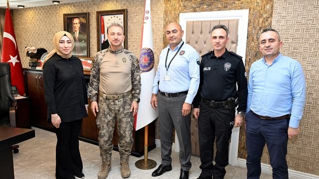 Amasya'da bir kişiyi dolandırılmaktan kurtaran güvenlik görevlisine teşekkür belgesi