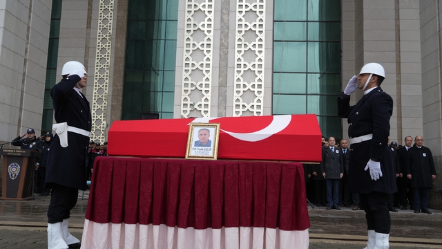 Polis memuru dualarla uğurlandı