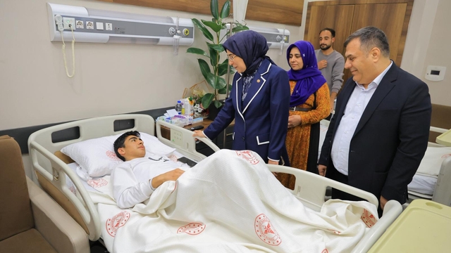 AK Parti Şanlıurfa Milletvekili Yazmacı, Şanlıurfa'da okula saldırıda yaralanan öğrencileri ziyaret etti