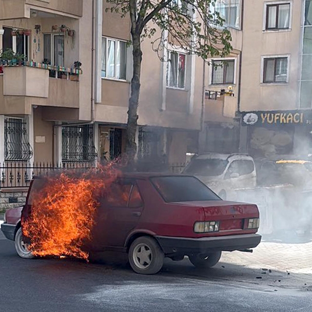 Seyir halindeyken alev alan otomobil yandı