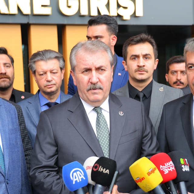 Yaralı öğrencileri ziyaret eden BBP lideri Destici'den 'aile' vurgusu
"Ne b...