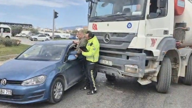 Kaza yapan aracın sürücüsünü polis camdan kurtardı