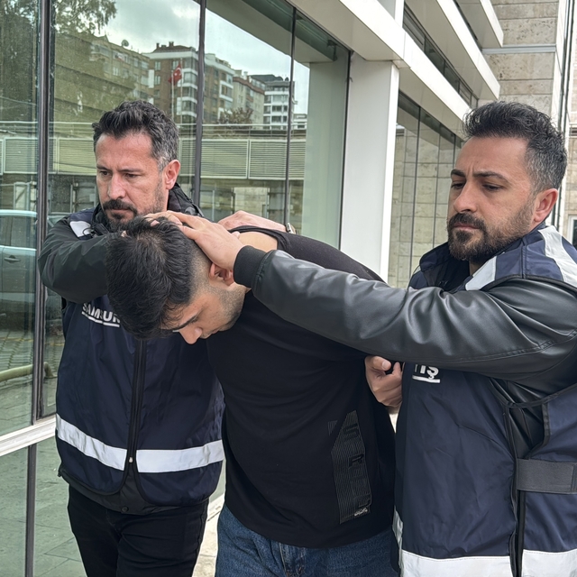 Mesai arkadaşını 9 bıçak darbesiyle öldüren şüpheli adliyede