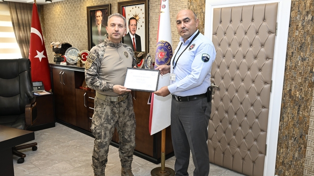 909 bin liralık dolandırıcılığı önleyen güvenlik görevlisine teşekkür belgesi