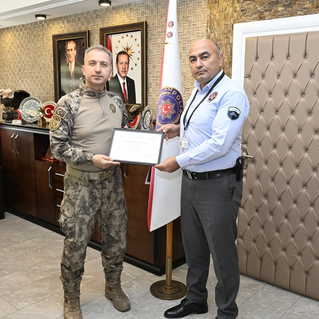 909 bin liralık dolandırıcılığı önleyen güvenlik görevlisine teşekkür belge...