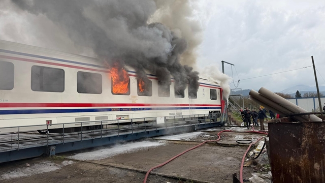 Tesiste üretilen vagon yandı