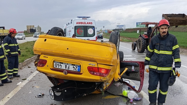 Amasya'da devrilen otomobildeki 2 kişi yaralandı