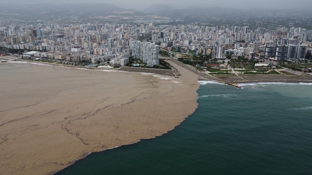 Yaylalardaki sel dereleri coşturdu, Akdeniz'i kahverengiye bürüdü
