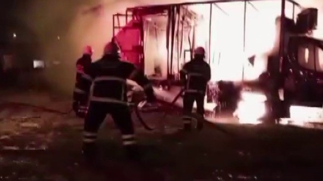 Sağlık ocağı ve kanser tarama aracı yandı