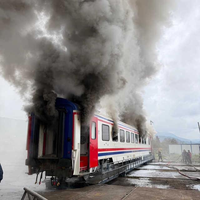 Yeni üretilen vagon alev alev yandı