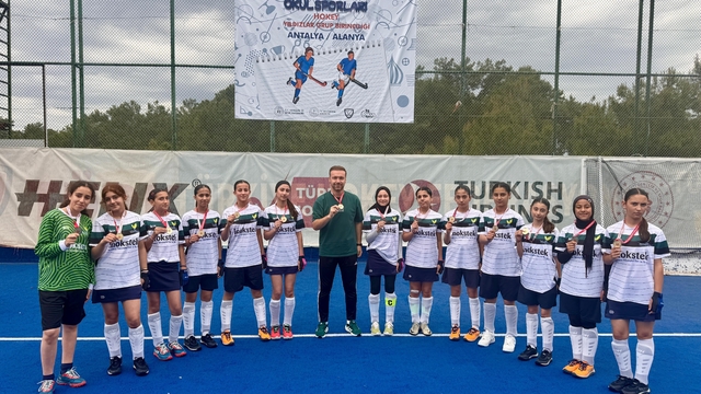 Manisa'nın kızları turnuvadan şampiyon ayrıldı