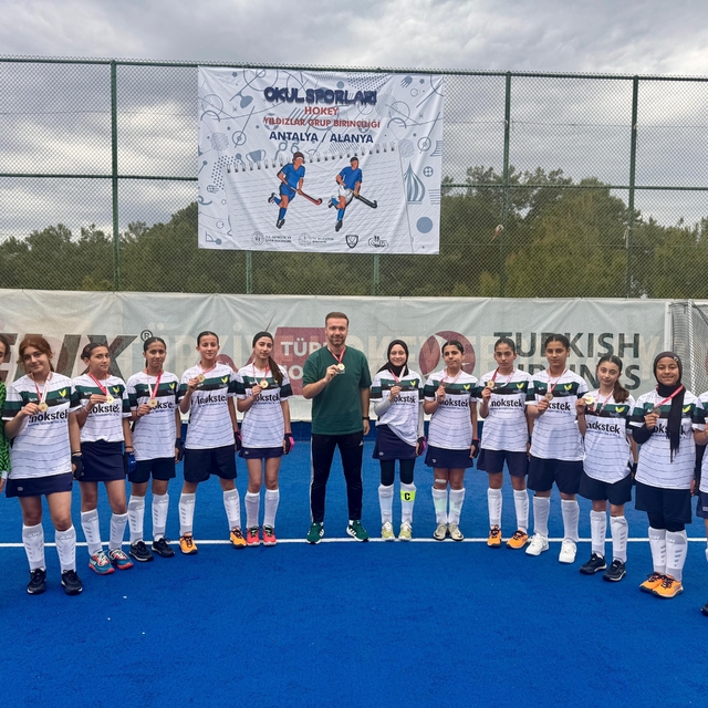 Manisa'nın kızları turnuvadan şampiyon ayrıldı