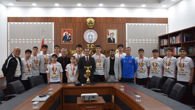 Şampiyonlar kazandıkları kupayı, Kaymakam Güldoğan'a götürdü