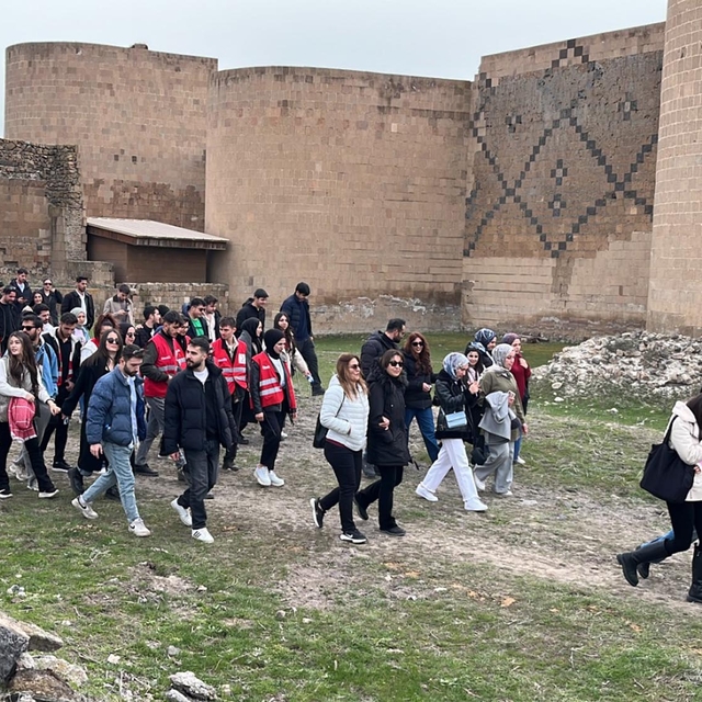 UNESCO mirası Ani Ören Yeri'nde 8 kilometre yürüdüler