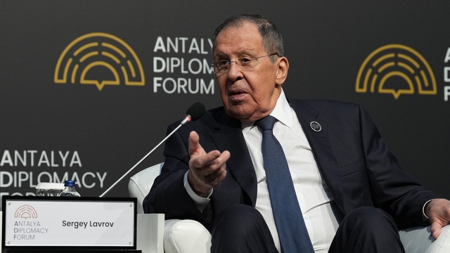 Rusya Dışişleri Bakanı Lavrov: "Bu savaş Batı'nın Rusya'ya karşı Ukrayna eliyle yürüttüğü savaştır"
"Ukrayna, Rusya'ya karşı mücadele aracına dönüştürüldü"
"Batı, trajedileri kendi halkını seferber etmek ve kararsız ülkeleri harekete geçirmek amacıyla propaganda malzemesi olarak kullanmayı iyi biliyor"
"NATO'nun iç işlerine karışmıyoruz. Ne büyükelçilerimiz ne de mevcut şartlarda NATO üyesi Avrupa ülkelerinde bulunan diğer temsilcilerimiz, üye ülkelerin topraklarında dolaşıp müdahalede bulunmuyor. Biz, Batı'nın yaptığını yapmıyoruz. Taklitçilik etmiyoruz; Batı'nın ve özellikle Amerikalıların uzun zamandır yaptığı şeyi yapmıyoruz"
"Bazıları, 'İşte Üçüncü Dünya Savaşı budur; sadece artık dünya savaşlarının bu yöntemlerle yürütüldüğünü henüz tam kavrayamıyoruz' diyor. Buna bizim hüküm vermemiz doğru olmaz; bunu tarihçiler değerlendirecektir"