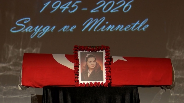 Sanatçı Feyha Çelenk için Ahmet Vefik Paşa Devlet Tiyatrosu'nda tören düzenlendi