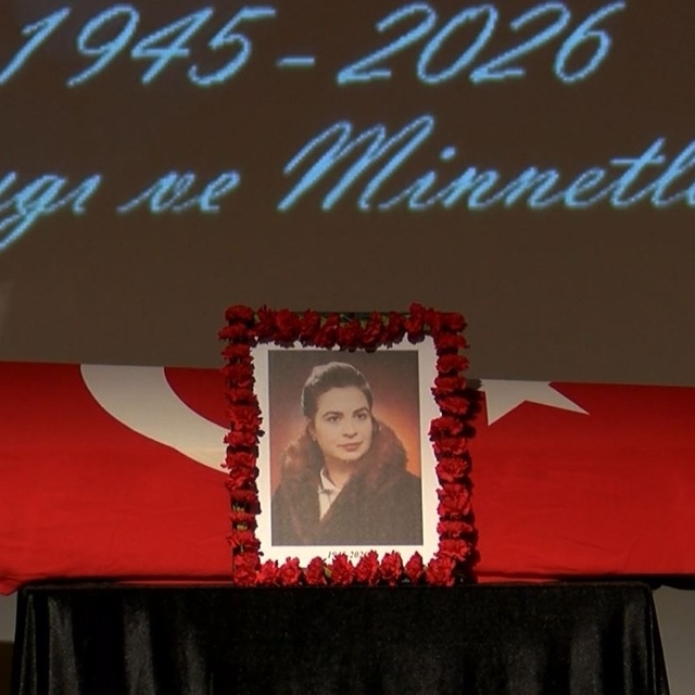 Sanatçı Feyha Çelenk için Ahmet Vefik Paşa Devlet Tiyatrosu'nda tören düzen...