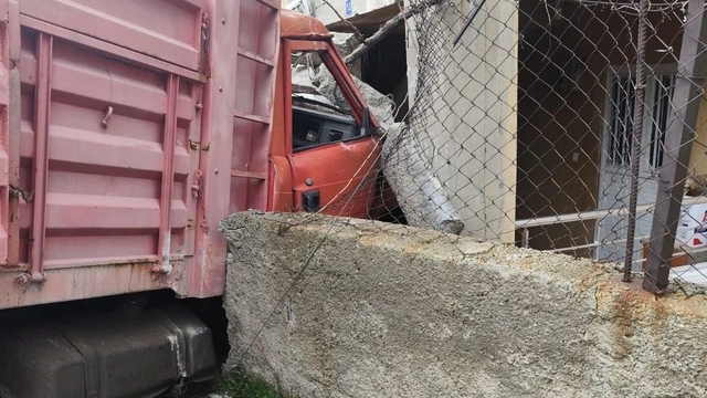 Yük kamyonu duvarı aşıp eve daldı