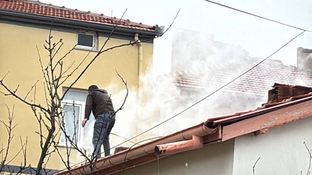 Müstakil evde baca yangını paniğe neden oldu