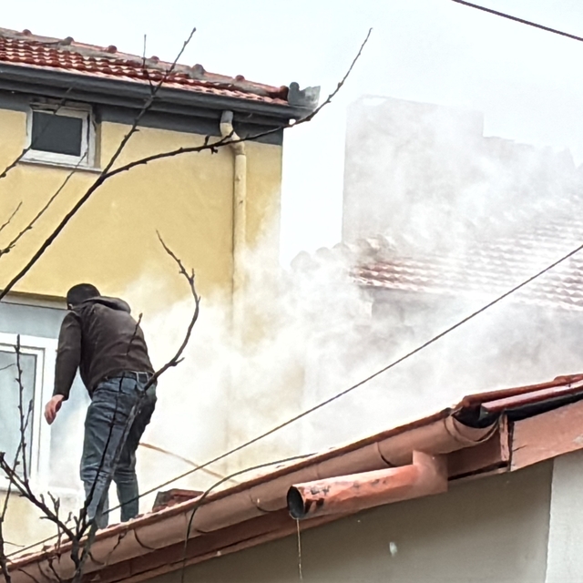 Müstakil evde baca yangını paniğe neden oldu