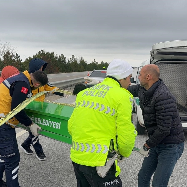 Refüje girip yan yatan araçta 1kişi öldü, 2 kişi yaralandı