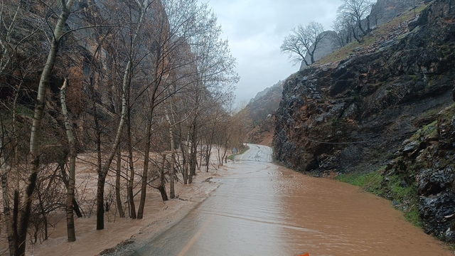 Munzur Nehri taştı, Tunceli-Ovacık yolunda ulaşım durduruldu