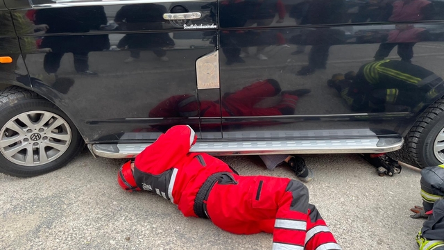 Sürücüsünün geri manevra yaptığı minibüsün çarptığı yaya yaralandı