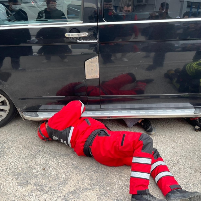 Sürücüsünün geri manevra yaptığı minibüsün çarptığı yaya yaralandı