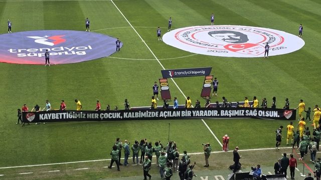 Kocaeli'de tribünler sustu, çocuklar için yas tutuldu
Okul saldırısında ölen çocuklar için tribünler 3 dakika sessizliğe gömüldü
