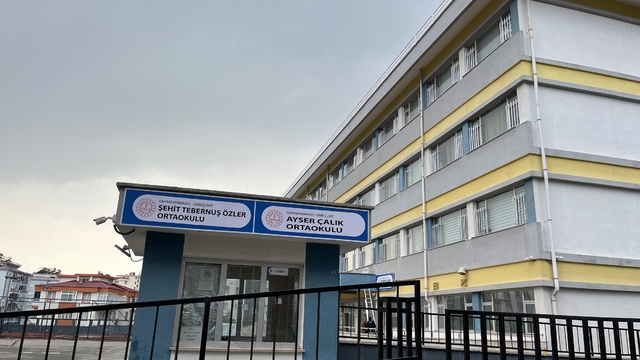 Ayser Çalık Ortaokulu'nun tabelası, yeni binaya asıldı