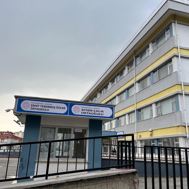 Ayser Çalık Ortaokulu'nun tabelası, yeni binaya asıldı